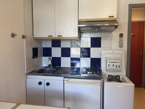 ثلاجة، ميكروويف، ماكينة لصنع القهوة/الشاي، محمصة خبز