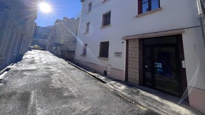 En smal gata med en byggnad på höger sida där det står ”RESIDENCE ST JEAN” på skylten.