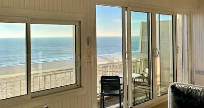 Seaside apartment with balcony and parking