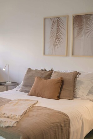 2 habitaciones, tabla de planchar con plancha, wifi y ropa de cama 