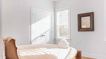 4 habitaciones, tabla de planchar con plancha y cuna de viaje