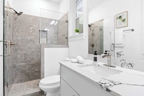 Een douche, een haardroger, handdoeken