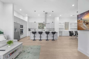 Interior - Luxury 3BR Condo in Downtown Houston (Houston)