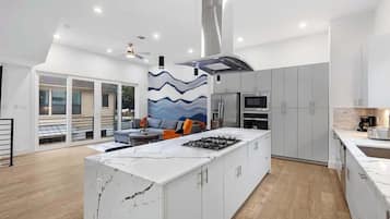 冰箱、微波炉、烤箱、炉灶