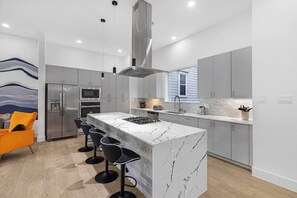 Geladeira, micro-ondas, fogão, cooktop