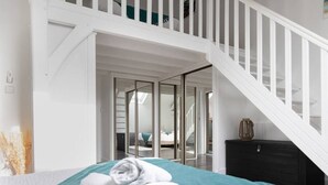 3 bedrooms, desk, iron/ironing board, travel crib - Artists' Loft (Sainte-Savine)