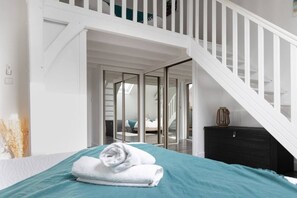 3 bedrooms, desk, iron/ironing board, travel crib