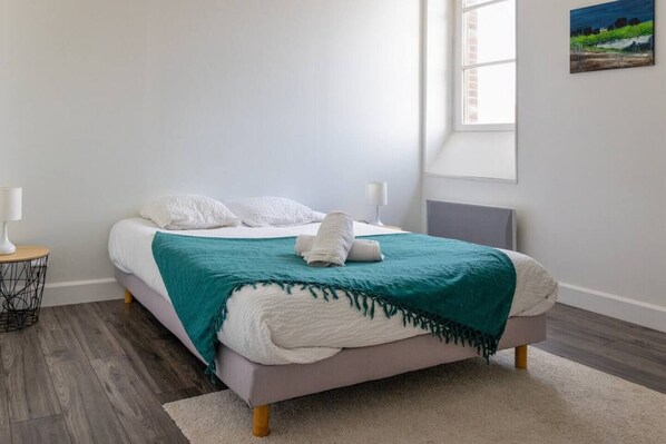 3 chambres, bureau, fer et planche à repasser, lit parapluie