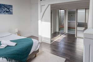 3 bedrooms, desk, iron/ironing board, travel crib - Artists' Loft (Sainte-Savine)