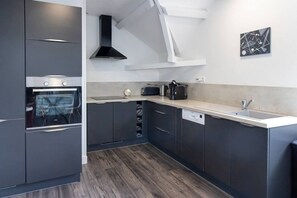 Kühlschrank, Mikrowelle, Ofen, Herdplatte