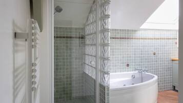 Douche, baignoire Ă jets, sĂšche-cheveux, serviettes fournies