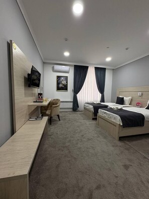 Quarto duplo luxo, 1 quarto, vista para a cidade | Banheiro | Produtos de toalete grátis, secador de cabelo, chinelos, piso aquecido