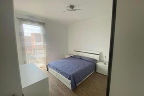 2 bedrooms, iron/ironing board, travel crib, free WiFi - At Julia's house (Milano)