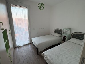 2 bedrooms, iron/ironing board, travel cot, free WiFi - At Julia's house (Milano)