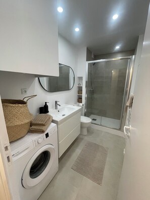 Chuveiro, secador de cabelo, toalhas de banho