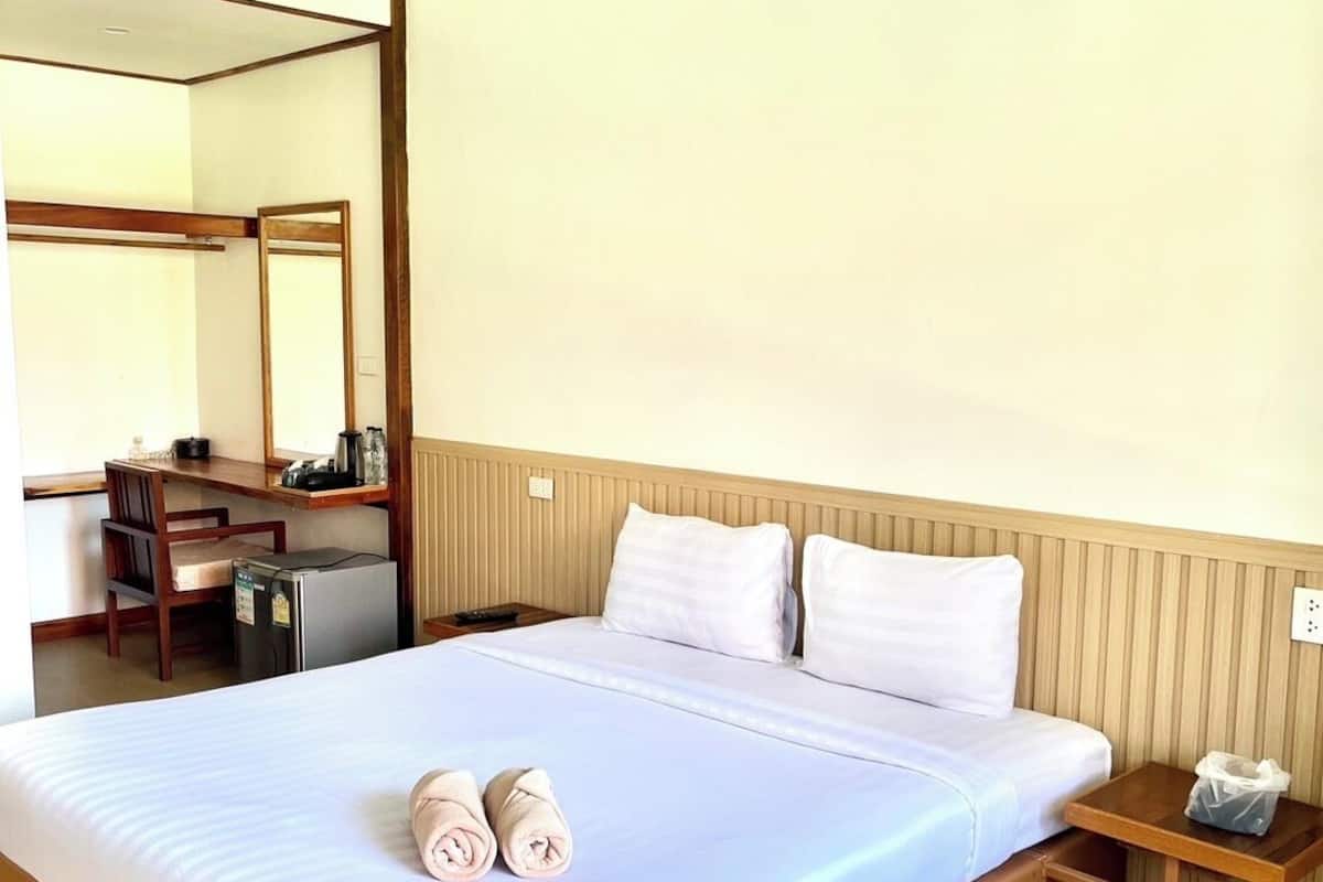 Comfort Room, 1 King Bed, Garden View