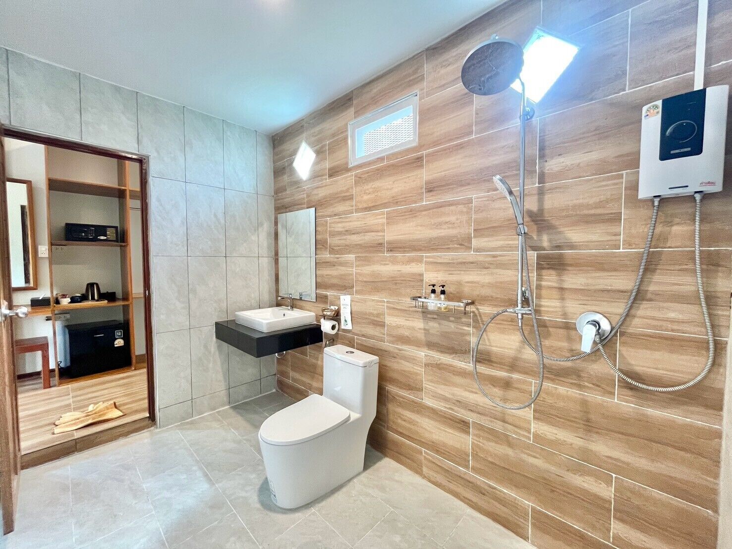 Design Double Room | Bathroom | Shower, free toiletries, hair dryer, towels