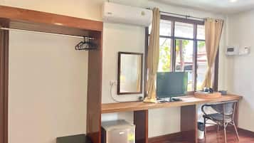 Habitación clásica, vistas al jardín | Minibar