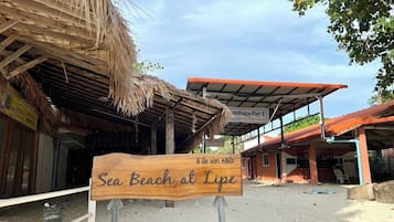 Check-in/check-out kiosk