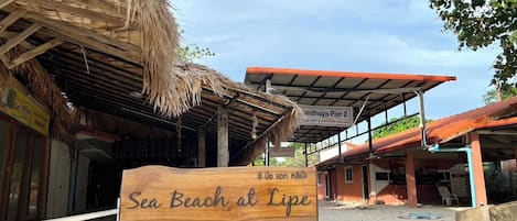 Check-in/check-out kiosk