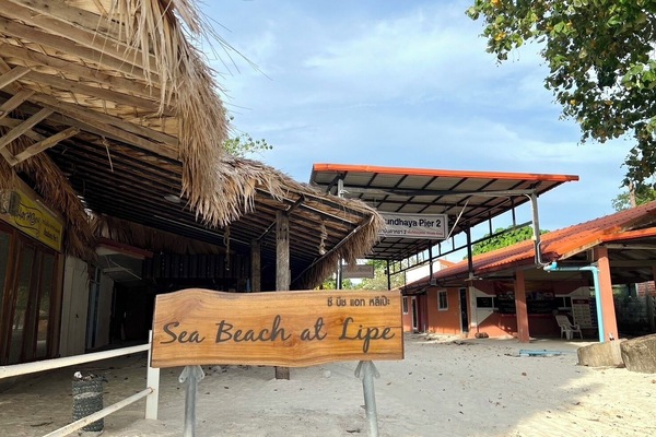 Check-in/check-out kiosk