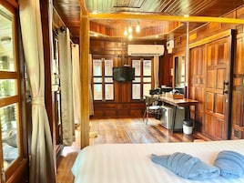 Una habitación con una cama, un escritorio y una televisión.