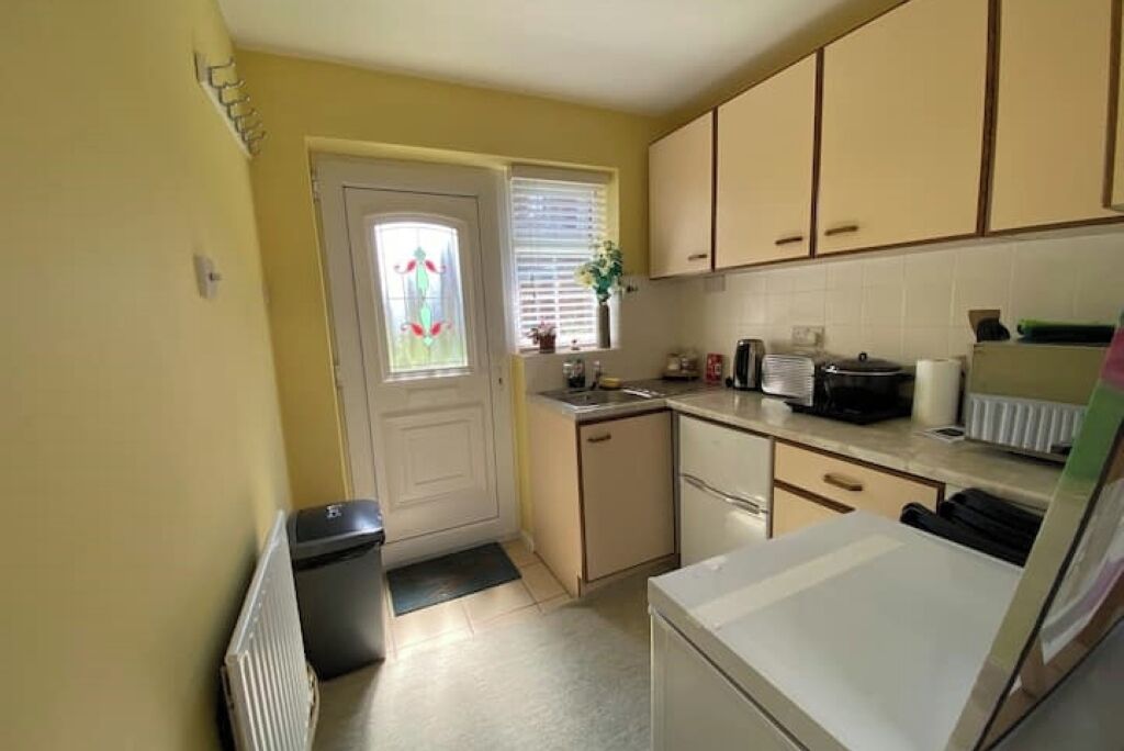 Fridge, microwave, stovetop, electric kettle