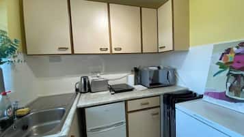 Kühlschrank, Mikrowelle, Herdplatte, Wasserkocher