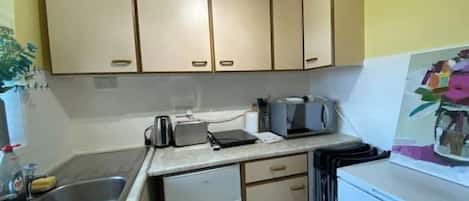 Refrigerador, microondas, parrilla de estufa y tetera eléctrica