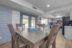 Dining - Scottsdale Oasis! Family Retreat with Pool! (Scottsdale)