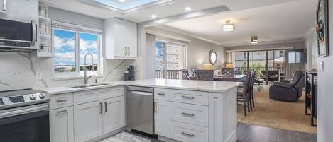 ثلاجة، ميكروويف، فرن، موقد طهي مسطح