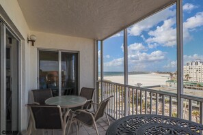 Outdoor dining - BEACH THERAPY! FUN IN THE SAND! FAMILY ISLAND VACATION ON A BUDGET! (Fort Myers Beach)