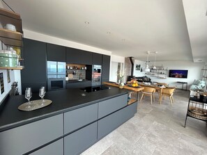 Een oven, een kookplaat, een vaatwasser