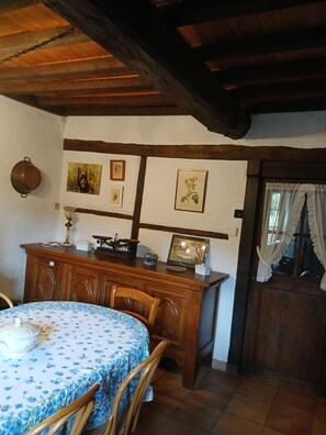 Casa, 2 quartos, vista para o jardim | Sala de jantar
