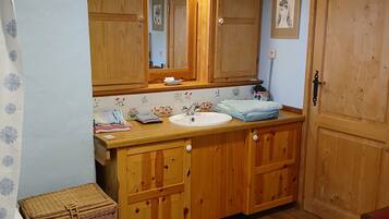 Huis, 2 slaapkamers, uitzicht op tuin | Badkamer