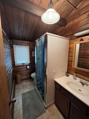 Een douche, een haardroger, handdoeken, zeep