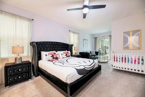 7 bedrooms, iron/ironing board, travel crib, WiFi - Spacious retreat w/ pool & hot tub (Kissimmee)