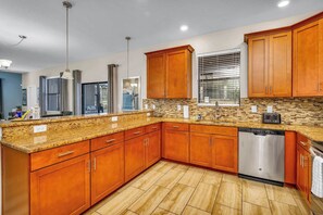 Fridge, microwave, oven, stovetop - Bright villa w/ pool & game room (Davenport)