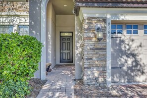 Exterior detail - Bright villa w/ pool & game room (Davenport)
