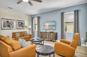 Fernseher, Videospiele, Tischfußball, Arbeitsbereiche