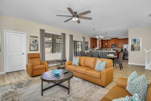 Fernseher, Videospiele, Tischfußball, Arbeitsbereiche