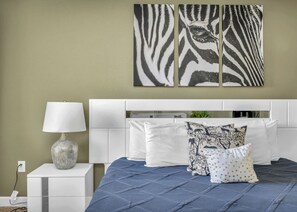 6 bedrooms, iron/ironing board, travel cot, WiFi - Bright villa w/ pool & game room (Davenport)