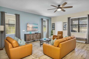 TV, video games, table football, offices - Bright villa w/ pool & game room (Davenport)