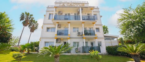 Vista frontal de la propiedad