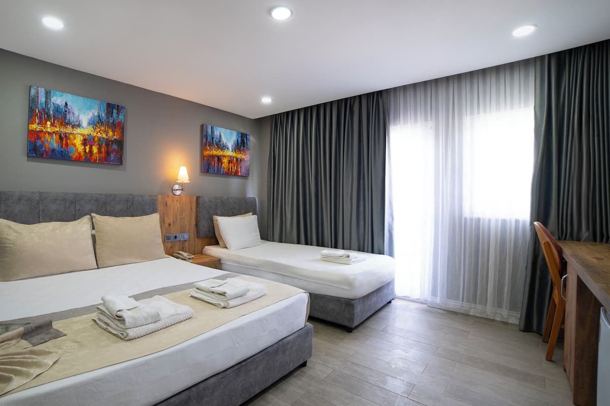 Standard Triple Room, 1 Bedroom, Partial Sea View | Dilengkapkan perabot secara berasingan, Wi-fi percuma