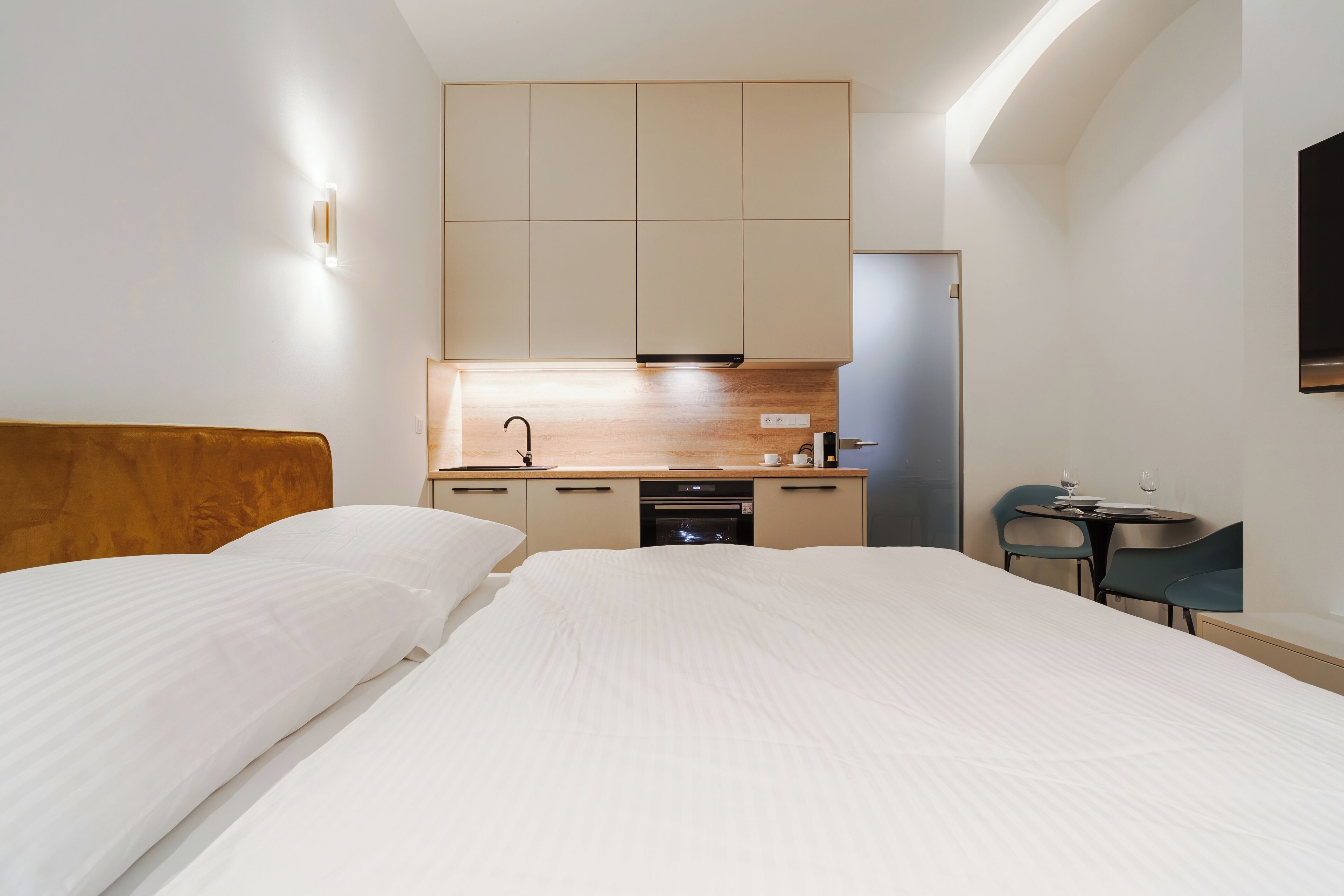 1 bedroom, premium bedding, Select Comfort beds, desk