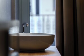 Articles de toilette (gratuits), séchoir à cheveux, serviettes fournies