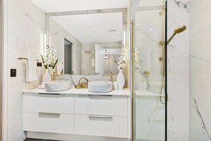 Shower, hair dryer, towels, shampoo - Top-Floor Apartment with Mountain Views & Resort Pool (Westcourt)