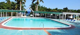 Oceanview Studio Apt w/ Pool, Bar & Beach Access
