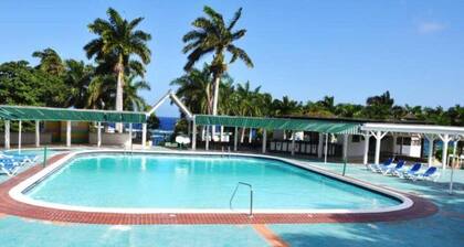 Oceanview Studio Apt w/ Pool, Bar & Beach Access